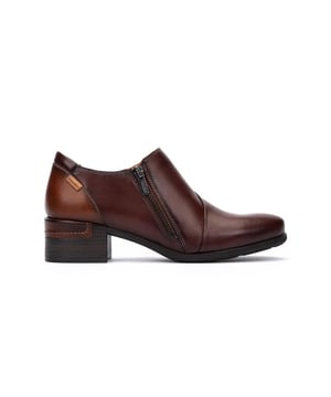 
De Pikolinos Málaga low-heel schoenen hebben een klassieke stijl die is geüpdatet om te passen bij het moderne leven. Alles wat je nodig hebt in schoenen is comfort, design en tijdloosheid, en als ze van goede kwaliteit zijn met leer, heb je alles wat je nodig hebt om erbovenop te komen. Je zult er dol op zijn!