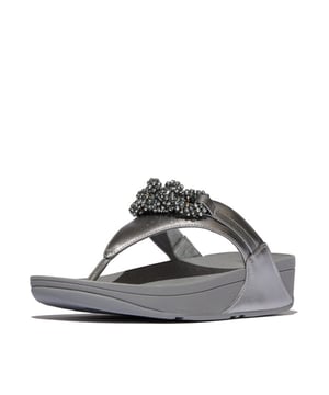 
De Lulu Beaded-Chain Leather Toe-Post Sandals zijn elegante zwarte slippers met een fijn pareldetail op de voorkant. Gemaakt van hoogwaardig leer en voorzien van een speelse kettingversiering, geven ze elke zomeroutfit een chique en vrouwelijke touch.