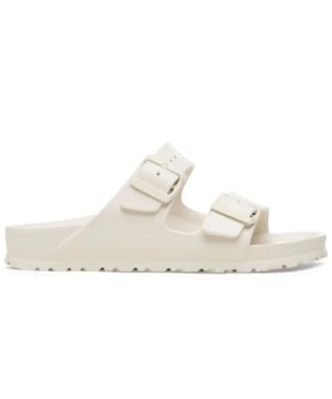 Wat een heerlijk item uit de nieuwe collectie van Birkenstock is dit! Ben er op tijd bij want voor deze hardloper geld op=op!.
De Birkenstock Arizona EVA in een zachte Coral Eggshell kleur is een ultralichtgewicht en waterbestendige slipper, perfect voor zomer, strand en dagelijks buitengebruik. Met het smalle voetbed biedt deze variant een aansluitende pasvorm voor degenen met een smallere voet, terwijl de iconische tweebandconstructie met verstelbare gespen zorgt voor een perfecte fit.

 Gemaakt van volledig EVA-materiaal, is deze slipper waterproof, zeer flexibel en makkelijk te onderhouden. Het anatomisch gevormde EVA-voetbed biedt uitstekende voetenondersteuning en schokabsorptie, waardoor elke stap comfortabel aanvoelt.