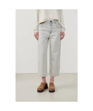 
Kleur: Winter Bleached <br>
Materiaal: 80% katoen, 20% gerecycled katoen<br>
Het model is 177 cm lang en draagt maat 26-30