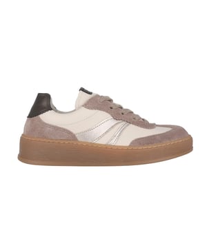 
De Gabor 76.475.62 in leercombi is een comfortabele sneaker uit het nieuwste Gabor seizoen. De buitenzool is antislip en de binnenzool is uitneembaar. G-fit zomersneaker voor dames.