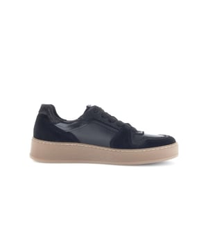 
Deze sneakers zijn gemaakt van eersteklas leer en hebben verfijnde suède overlays en glanzend lakleren details, die textuur en contrast toevoegen aan de strakke afwerking. Of je nu door de stad loopt of ze combineert met een casual outfit, deze Gabor sneakers geven je look een moderne, sportieve touch.