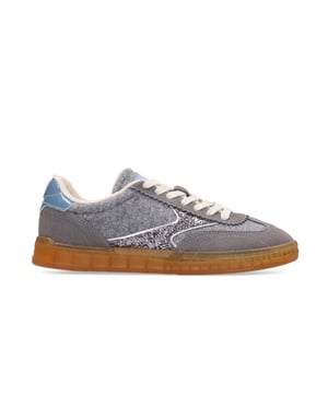 
Materiaal: Suede, Zool: Rubber, Uitneembaar voetbed: Ja, Model: Nixie, Hakhoogte: Grey Silver, Serienummer: 230.20.031