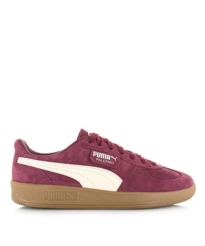 
<p>Ontdek de PUMA Palermo unisex sneakers. Deze opvallende schoenen zijn uitgevoerd in bordeauxrood, aangevuld met gebroken witte accenten, waardoor ze een echte eyecatcher zijn. Gemaakt van suède, bieden deze sneakers niet alleen een trendy uitstraling, maar ook duurzaamheid en comfort.</p>
<p>De T-vormige neusconstructie voegt een eigentijdse touch toe aan het ontwerp, terwijl de PUMA-branding, inclusief het Palermo-label aan de zijkant, een stijlvolle afwerking biedt. De klassieke zool van gom zorgt niet alleen voor een iconische look, maar biedt ook uitstekende grip en stabiliteit.</p>
<p>Of je nu op straat loopt of op het sportveld staat, met de PUMA Palermo sneakers ben je verzekerd van comfort en stijl, de hele dag door.</p>
<p><strong>Eigenschappen:</strong></p>
<ul classs="wmd-bullets">
<li><span>SKU:</span> 5110-07-14884</li>
<li><span>MPN:</span> 396463-65</li>
<li><span>Merk:</span> Puma</li>
<li><span>Hoofdkleur:</span> Rood</li>
<li><span>Materiaal:</span> Leer</li>
<li><