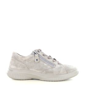 
De Hartjes 162.1801 Etno Shoe Natural in de kleur schlamm/taupe is de perfecte keuze voor dames die op zoek zijn naar comfort, stijl en functionaliteit in één schoen. Het bovenwerk van hoogwaardig suède voelt zacht aan en vormt zich soepel naar de voet. De leren voering biedt een ademend en luxe draaggevoel, ideaal voor dagelijks gebruik.Deze veterschoen is voorzien van een combinatie van veters en een ritssluiting, waardoor je de perfecte pasvorm instelt én snel instapt. Het uitneembare voetbed maakt dit model perfect geschikt voor het gebruik van eigen steunzolen. Dankzij wijdtemaat G½ biedt deze schoen net dat beetje extra ruimte – ideaal voor de iets bredere voet.De lichte, flexibele zool zorgt voor optimale demping en grip op diverse ondergronden. Of je nu gaat wandelen, winkelen of gewoon comfortabel de dag door wilt komen – deze Hartjes Etno biedt alles wat je zoekt. SALE: Van €199,99 nu voor slechts €79,99Een buitenkansje voor wie topkwaliteit zoekt tegen een scherpe prijs.