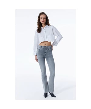 
Deze grijze dames flared jeans is van het merk Cup Of Joe Denim (COJ). Deze goed gevormde jeans is gemaakt van high-tech stretchstof met perfect herstel. De ultra high waist flare jeans geeft je comfort. Naast de comfort van deze jeans is ook de bewegingsvrijheid erg prettig. Deze jeans is gemaakt van 92% katoen, 6% polyester en 2% elastaan.