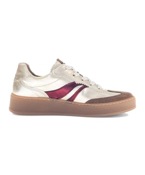 
Perfect om elke casual outfit te verfraaien, combineren de sneakers sportieve elegantie met Gabors bekende comfort. Of je nu door de stad loopt of een dagje uitgaat, de lichtgewicht zool en de dempende binnenzool zorgen voor een soepele, ondersteunde tred.