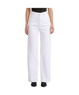
Deck 2.0 High Loose Wmn is een straight jeans van het merk G-star Raw. Papier witte kleur gemaakt van stretchy denim katoen. Ervaar het ultieme comfort met de Deck 2.0 High Loose jeans van G-Star Raw. Deze jeans biedt een moderne pasvorm die aansluiten in de taille en heupen, en wijder uitloopt vanaf het bovenbeen. De hoge taille accentueert je figuur en geeft je een trendy uitstraling. Dankzij de combinatie van elastaan, katoen en gerecycled katoen geniet je van een soepele stretch en een milieuvriendelijke keuze.