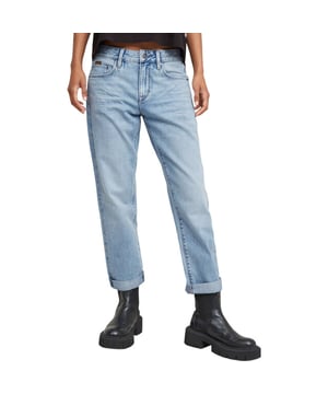 
Ervaar de perfecte combinatie van stijl en comfort met de Kate boyfriend jeans van G-Star Raw. Deze lichtblauwe spijkerbroek omarmt je met een relaxte pasvorm, wat je de vrijheid van beweging geeft die je nodig hebt. Gemaakt van recyclekatoen, katoen en lyocell, is deze jeans zacht voor je huid en vriendelijk voor onze planeet. Met de iets lagere tailleband en de losse, royale pasvorm ga je met een zelfverzekerd gevoel de deur uit. Geniet van de stijlvolle uitstraling en de vele complimenten die je zult ontvangen. Maak je outfit compleet met de Kate boyfriend jeans en straal in elke situatie. Laat je omarmen door de moeiteloze elegantie en comfort die deze jeans je biedt.