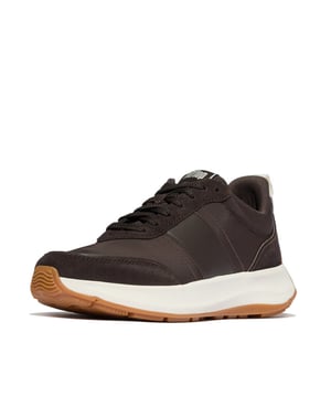 
Dit herontwerp van de F-Mode Flow geeft een vintage jaren 70/80 gevoel aan onze best verkopende sportschoenen met dikke zolen. Terwijl ze het lichtgewicht comfort van de originelen behouden (dankzij onze Microwobbleboard-tussenzolen die de hele dag dempen), hebben deze een iets slankere vorm, gedetailleerde overlays en een rubberen buitenzool die de hiel omsluit. Deze versie is een mix van gerecyclede stof/leder/luxueus suède, in een klassiek zwart palet dat de texturen benadrukt. Zacht gevoerd. Trek ze aan om uw vele looks een atletisch tintje te geven.
