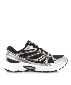 
<p>De Saucony Ride Millennium is de perfecte combinatie van comfort en stijl. Deze unisex sneakers in zilver en zwart stralen een sportieve en moderne look uit. Dankzij de premium materialen, een mix van leer en mesh, bieden deze sneakers zowel duurzaamheid als ademend vermogen. Het leer zorgt voor een luxe uitstraling, terwijl het mesh bovenwerk optimale ventilatie biedt voor langdurig draagcomfort.</p>
<p>De Ride Millennium is niet alleen stijlvol, maar ook functioneel. Het uitneembare voetbed maakt het mogelijk om de schoenen aan te passen aan je persoonlijke voorkeur of eigen inlegzolen te gebruiken. De stevige zool zorgt voor een goede demping en grip, waardoor deze unisex schoenen ideaal zijn voor dagelijks gebruik.</p>
<p>Of je nu kiest voor een casual look met jeans of een sportieve outfit, de Saucony Ride Millennium past zich moeiteloos aan elke stijl aan. Dankzij de subtiele combinatie van neutrale tinten zijn deze sneakers eenvoudig te matchen met diverse outfits. Ervaar het