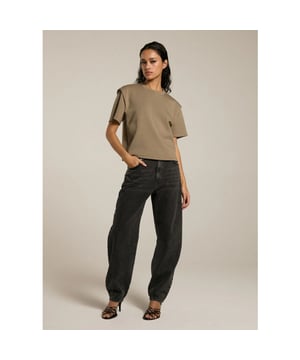 
De Amber Balloon Jeans in Authentiek Zwart van Homage combineert een gedurfd silhouet met tijdloze klasse. Deze high-rise jeans met ballonvormige pijpen is gemaakt van 80% katoen en 20% gerecycled katoen, waardoor stijl en duurzaamheid naadloos samenkomen. De taps toelopende enkels zorgen voor een eigentijdse, flatterende pasvorm die moeiteloos te combineren is met cropped tops of een ingetogen blouse. De jeans in trendy balloon fit is gemaakt van gerecycled katoen, duurzaam geproduceerd in Turkije. De authentieke zwarte wassing past bij elke outfit.
Super leuk te combineren met een basic t-shirt, een blouse of gebreide trui.
Product details:

Merk: Homage
Style: Amber Balloon Jeans
Kleur: Zwart
Ballonvormige jeans
High-rise taille
Tapered enkels
5-pocket design
Authentieke zwartgewassen denim
Materiaal: 80% katoen, 20% gerecycled katoen
Wasvoorschrift: binnenstebuiten wassen op lage temperatuur
Gemaakt in Turkije
Pasvormadvies: Valt op maat. Het model is 176 cm lang en draagt maat 27.
