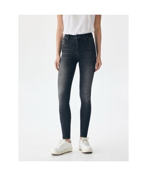 
Deze Jeans Skinny Fit Dames van het gewilde merk LTB Dames is een must-have voor elke moderne vrouw. De Black Denim kleur geeft een tijdloze en stijlvolle uitstraling aan elke outfit. De Amy jeans is een 5-pocket model met een trendy high rise fit. Deze jeans sluit nauw aan op de heupen en benen en zorgt voor een slank silhouet. en#10;De zwarte jeans is vervaardigd van hoogwaardig materiaal, bestaande uit 91% pamuk katoen, 5% polyester en 4% elastaan. Dit zorgt voor een comfortabele pasvorm en een duurzame kwaliteit. De stoere wassing geeft de broek een edgy uitstraling en zorgt voor een uniek karakter. De jeans sluit met een rits en een knoop voor een perfecte fit.en#10;en#10;Met deze Jeans Skinny Fit Dames van LTB Dames creëer je eindeloos veel stijlvolle en fashionable outfits. Combineer de broek met een trendy top en sneakers voor een casual look of draag hem met een blouse en hakken voor een classy uitstraling. Het tijdloze design en de perfecte pasvorm maken deze jeans een onmisbaar item in elke kledingkast. Bestel nu en maak een fashion statement met de LTB Amy jeans in de kleur zwart.