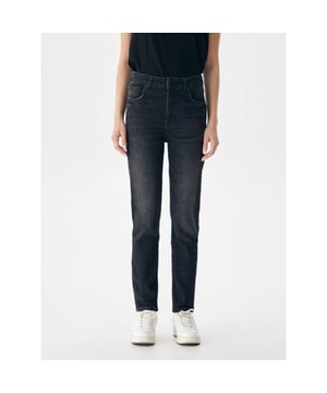 
De LTB Freya jeans in de kleur zwart is een must-have voor elke vrouwelijke kledingkast. Deze slim fit jeans van het bekende merk LTB dames is perfect voor elke gelegenheid. De broek is gemaakt van hoogwaardig materiaal, met 99% katoen en 1% elastaan, waardoor hij comfortabel en duurzaam is.en#10;en#10;Deze jeans heeft een klassiek 5-pocket design en wordt gesloten met een rits en een knoop. De high rise pasvorm zorgt voor een flatterend silhouet en accentueert de taille. De stoere wassing geeft de broek een edgy uitstraling en maakt hem geschikt voor zowel overdag als s avonds.en#10;en#10;De zwarte kleur maakt deze jeans tijdloos en gemakkelijk te combineren met andere items. Draag hem met een witte blouse voor een chique look, of met een casual t-shirt voor een meer ontspannen uitstraling. Of je nu naar kantoor gaat, een dagje uit bent of een avondje uit, de LTB Freya jeans is de perfecte keuze.en#10;en#10;Upgrade je garderobe met deze zwarte LTB Freya jeans en ervaar het comfort en de stijl die hij te bieden heeft. Bestel hem nu  en geniet van snelle en gratis verzending!