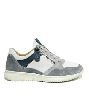 
Veterschoenen van het Oostenrijkse topmerk Hartjes. Dit model heeft een rits- en een vetersluiting. Doordat het voetbed uitneembaar is, kunnen ook eigen inlegzolen gedragen worden. Deze sneakers van Hartjes, artikelnummer 162.1140 wijdte G, bestel je gemakkelijk in onze webshop.