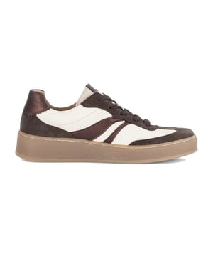 
Perfect om elke casual outfit te verfraaien, combineren de sneakers sportieve elegantie met Gabors bekende comfort. Of je nu door de stad loopt of een dagje uitgaat, de lichtgewicht zool en de dempende binnenzool zorgen voor een soepele, ondersteunde tred.