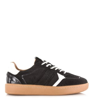 
<p>Maak kennis met de Mirabel van DWRS label; stijlvolle en eigentijdse damessneakers die jouw outfit nét dat beetje extra geven. Deze zwarte damesschoenen zijn gemaakt van hoogwaardig suède en voorzien van verfijnde off white details voor een frisse en moderne uitstraling.</p>
<p>De Mirabel valt op door subtiele en speelse accenten, zoals de perforatie in de vorm van sterren op de neus en zijkanten, die zorgen voor een unieke look én ademend vermogen. De rubberen zool biedt uitstekende grip en demping, ideaal voor dagelijks comfort. Bovendien is de schoen voorzien van een uitneembaar voetbed en een zachte leren voering, wat zorgt voor een ademende en luxe pasvorm.</p>
<p>Een wit detail op de hak voegt een modieuze touch toe aan deze verder sportieve sneaker. Draag de Mirabel met een jeans, jurk of pantalon: deze veelzijdige sneakers passen zich moeiteloos aan aan jouw stijl.</p>
<p>Of je nu gaat voor casual of chic, de DWRS label Mirabel is dé sneaker die jouw garderobe compleet maakt