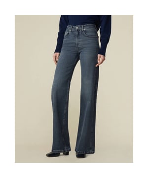 
Ontdek de perfecte balans tussen comfort en stijl met de Rosalia Vintage Stone jeans van Lois. Deze spijkerbroek in een prachtig blauwe tint biedt een unieke vintage uitstraling die opvalt. De normale lengte en pasvorm maken het een veelzijdige aanvulling op elke garderobe. Met zijn hoge taille biedt deze broek niet alleen een perfecte pasvorm, maar ook een elegante, vrouwelijke uitstraling. Het elastane en katoen mengsel zorgt voor een zachte, soepele ervaring bij elke stap. Geniet van een flatterend silhouet dat mooi aansluit op de heupen en losjes om de benen valt. De authentieke Lois-details, zoals lederen labels en stalen rivets, geven deze jeans een onmiskenbare flair. Voeg een vleugje tijdloze klasse toe aan je dagelijkse look met deze onweerstaanbare broek.