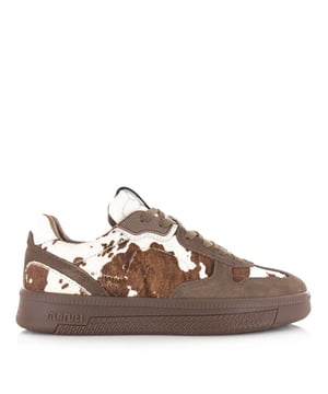 
<p>De Maruti Yale Hairon is dé perfecte mix van luxe en sportiviteit. Deze stijlvolle damessneakers in een bruine met beige combinatie zijn een echte eyecatcher. Het leren bovenwerk wordt geaccentueerd door zachte suède overlays, wat zorgt voor een verfijnde en hoogwaardige uitstraling.</p>
<p>Naast stijl biedt de Maruti Yale Hairon ook optimaal comfort. Het uitneembare voetbed maakt deze damesschoenen perfect voor iedereen die graag extra ondersteuning wil of zijn eigen inlegzolen gebruikt. Dankzij de stevige maar flexibele zool geniet je van een comfortabele pasvorm en fijne demping bij elke stap.</p>
<p>De herkenbare Maruti-branding maakt het ontwerp compleet en benadrukt de hoogwaardige afwerking van deze sneakers. Of je nu kiest voor een casual of een chique outfit, de Maruti Yale Hairon tilt elke look moeiteloos naar een hoger niveau. Draag ze met je favoriete jeans of een elegante rok en ervaar zelf het perfecte samenspel tussen mode en functionaliteit.</p>
<p><strong>Eigenschap