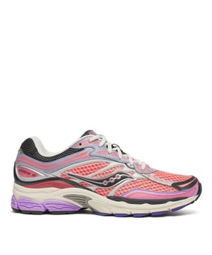 
<p>Maak kennis met de Progrid Omni 9 van Saucony: een perfecte mix van retro runningstijl en moderne prestaties. Deze unisex sneakers in de kleur paars/oranje combineren sportieve elegantie met comfort en functionaliteit, waardoor ze ideaal zijn voor zowel actieve dagen als casual streetwear.</p>
<p>Het bovenwerk van leer en mesh zorgt voor een ademend en duurzaam ontwerp dat ondersteuning biedt zonder in te leveren op flexibiliteit. De toevoeging van reflecterende details geeft de schoen een opvallende finishing touch.</p>
<p>De kern van de Progrid Omni 9 wordt gevormd door Power Grid-technologie, een geavanceerd dempingssysteem dat zorgt voor uitstekende schokabsorptie en een responsieve tred. Het uitneembare voetbed biedt extra comfort en maakt het eenvoudig om je eigen inlegzolen te gebruiken, mocht je dat willen.</p>
<p>Deze unisex schoenen zijn ontworpen met aandacht voor detail en een passie voor prestatie. Of je nu een fan bent van old-school runners of op zoek bent naar een ei
