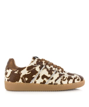 
<p>De POONA damessneakers van DWRS label zijn een trendy toevoeging aan iedere schoenencollectie. Deze damessneakers in de kleuren cognac en wit combineren sportiviteit met luxe details, waardoor ze moeiteloos iedere outfit naar een hoger niveau tillen.</p>
<p>De lage zool en dikke veters geven de POONA damessneakers een speelse uitstraling, terwijl het gebruik van duurzame materialen zorgt voor een stevige pasvorm. Het bovenwerk is gemaakt van hair on leer, wat zorgt voor een unieke en trendy uitstraling met een subtiele textuur.</p>
<p>Of je ze nu draagt met een casual outfit of ze combineert met een wat chiquere look, de POONA sneakers voegen altijd een vleugje flair toe. De metallic look zorgt voor een unieke uitstraling die opvalt. Voeg deze comfortabele en stijlvolle sneakers van DWRS label toe aan je collectie en loop er modieus bij!</p>
<p><strong>Eigenschappen:</strong></p>
<ul classs="wmd-bullets">
<li><span>SKU:</span> 1110-06-14889</li>
<li><span>Merk:</span> DWRS LABEL</li