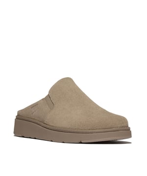 
Onze nieuwe generatie gemakkelijke slip-ons - hier geïnspireerd op een historisch ontwerp (onze succesvolle Loaff-klomp) - combineren een moderne-casual stijl met onovertroffen comfort onder de voeten. Met een dikke zool en een slank suède bovenwerk met gesloten achterkant. Elastische inzetstukken zorgen voor een verstelbare pasvorm en bewegen met je voeten mee. Met zachte microvezel voeringen, welt detail en een subtiel logo in reliëf. Op een lichte, cleane versie van onze Microwobbleboard tussenzool. Briljante muiltjes voor binnen en buiten die zowel gezellig als hip kunnen zijn.