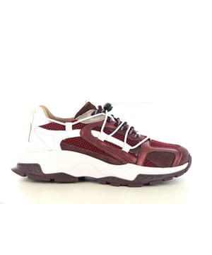 
De DWRS Label Isola is een sneaker die stijl en comfort perfect combineert. Uitgevoerd in hoogwaardig leer en afgewerkt in een moderne bordo/offwhite kleur, is deze sneaker een echte blikvanger. Het speelse kleurcontrast maakt hem veelzijdig genoeg om zowel bij casual outfits als sportieve looks te dragen.Dankzij de klassieke vetersluiting sluit de schoen perfect aan op de voet, terwijl de stevige maar flexibele zool zorgt voor demping en stabiliteit bij elke stap. Of je nu een drukke werkdag hebt, een dagje gaat shoppen of een wandeling maakt, met de Isola loop je de hele dag door comfortabel én stijlvol.DWRS Label staat bekend om zijn trendy, eigentijdse schoenen die inspelen op de laatste modetrends, zonder concessies te doen aan draagcomfort en kwaliteit. De Isola is daar een uitstekend voorbeeld van: modieus, duurzaam en gemaakt voor dagelijks gemak.