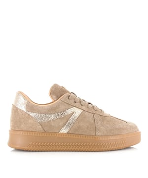 
<p>Ontdek de Liva van Babouche: stijlvolle damessneakers die moeiteloos elegantie en comfort combineren. Deze beige damesschoenen zijn gemaakt van hoogwaardig suède en worden gekenmerkt door verfijnde goudkleurige details en subtiele metallic accenten, die een chique twist geven aan je dagelijkse look.</p>
<p>Het ontwerp is zowel tijdloos als modern en laat zich makkelijk combineren met allerlei outfits; van een casual jeans tot een luchtige jurk. Dankzij de leren voering voelt de sneaker aangenaam aan, zelfs tijdens lange dagen. Het uitneembare voetbed zorgt voor extra flexibiliteit en comfort, ideaal voor wie steunzolen draagt of gewoon wat extra demping wil.</p>
<p>De rubberen zool biedt goede grip en een stevige basis, zonder in te leveren op stijl. De Liva is de perfecte keuze voor vrouwen die houden van een elegante, maar sportieve look met luxe afwerking.</p>
<p>Of je nu de stad in gaat of een actieve dag voor de boeg hebt, met de Liva van Babouche ben je verzekerd van een modie