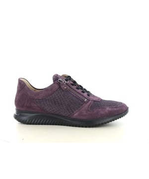 
De Hartjes 162.1121 Breeze Shoe combineert vrouwelijke elegantie met optimaal comfort. Deze suède veterschoen in een stijlvolle amethist kleur is een ware eyecatcher, terwijl het slimme ontwerp zorgt voor dagelijks draaggemak. Dankzij de combinatie van veters en rits trek je de schoen eenvoudig aan en geniet je van een pasvorm die altijd perfect aansluit.Met wijdtemaat G is dit model ideaal voor dames met een normale voetbreedte. De uitneembare binnenzolen maken het bovendien eenvoudig om eigen steunzolen te gebruiken, waardoor deze schoen ook geschikt is voor wie extra ondersteuning nodig heeft.Het Oostenrijkse merk Hartjes staat bekend om zijn focus op duurzaamheid, hoogwaardige materialen en ongeëvenaard comfort. De lichtgewicht zool zorgt voor een soepele afwikkeling van de voet, ideaal voor zowel werk, vrije tijd als een dagje shoppen.