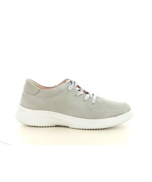 
De Hartjes 162.1803 Ethno Shoe is dé perfecte combinatie van stijl en comfort. Deze dames veterschoen van nubuck leer in de kleur khaki geeft jouw outfit een trendy, maar toch tijdloze uitstraling. Dankzij het minimalistische design en de hoogwaardige materialen is deze schoen geschikt voor zowel casual als nettere gelegenheden.De schoen is uitgevoerd in wijdtemaat H, waardoor hij extra comfort biedt voor bredere voeten. De uitneembare binnenzolen maken het bovendien eenvoudig om eigen steunzolen te gebruiken – ideaal voor vrouwen die op zoek zijn naar goede ondersteuning en optimaal loopgemak. De lichte en flexibele zool zorgt ervoor dat je moeiteloos de hele dag comfortabel kunt lopen.Het merk Hartjes staat al jaren bekend om zijn duurzaamheid, Oostenrijkse kwaliteit en focus op comfort. Met deze veterschoen kies je niet alleen voor een modieuze look, maar ook voor een schoen die je voeten écht goed doet.