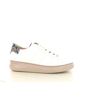 
De Hartjes 162.1950 Boogie Shoe Natural is de ideale keuze voor dames die stijl en comfort willen combineren. Deze witte leren veterschoen straalt eenvoud en klasse uit, terwijl het subtiele snake-print detail aan de hiel zorgt voor een trendy twist. Perfect voor wie op zoek is naar een veelzijdige sneaker die past bij iedere outfit.Dankzij de wijdtemaat H biedt deze schoen extra ruimte en draagcomfort, wat hem ideaal maakt voor vrouwen met een bredere voet. De verwisselbare binnenzolen maken de schoen bovendien geschikt voor eigen steunzolen, waardoor je geniet van optimale ondersteuning gedurende de hele dag.Het merk Hartjes staat al jaren bekend om zijn duurzame materialen, comfortabele pasvormen en Oostenrijkse vakmanschap. Met deze veterschoen kies je niet alleen voor stijl, maar ook voor kwaliteit die jarenlang meegaat.