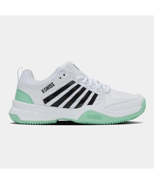 
Met de K-Swiss Court Express 2 Clay tennisschoenen voor dames ben je klaar om indruk te maken op de tennisbaan. Deze schoenen combineren stijl met prestaties, waardoor je zowel op en naast de baan met vertrouwen kunt bewegen. Een van de voordelen van de Court Express 2 Clay is de duurzaamheid en stabiliteit die ze bieden tijdens het spelen op gravel. De schoenen hebben een slijtvaste buitenzool die grip biedt op de ondergrond, terwijl het schokabsorberende en ondersteunende ontwerp je helpt om blessures te voorkomen. Bovendien zorgen de lichtgewicht materialen ervoor dat je snel en wendbaar kunt bewegen op de baan. De belangrijkste kenmerken van de K-Swiss Court Express 2 Clay tennisschoenen zijn onder andere het ademende bovenwerk dat je voeten koel en droog houdt tijdens lange rallies, de verstevigde neus die bescherming biedt tegen stoten, en de vetersluiting die zorgt voor een stevige pasvorm. Het opvallende wit-multicolour design maakt deze schoenen niet alleen functioneel, maar