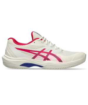 
Stap vol vertrouwen het gravel- of kunstgrasveld op met de ASICS Game FF Clay/OC tennisschoen voor dames. Deze sierlijke, witte tennisschoen spreekt recreatieve en competitieve speelsters aan die waarde hechten aan veelzijdigheid. Met een indrukwekkende combinatie van comfort en stabiliteit, is deze lichtgewicht schoen uw steun en toeverlaat op iedere ondergrond. De van het spel genietende, veeleisende vrouwelijke tennisser zal de betrouwbaarheid van deze allround schoen zeer waarderen. De ASICS Game FF Clay/OC tennisschoen wordt gekenmerkt door een unieke blend van innovatieve technologieën en materialen. De schoen is uitgerust met een FlyteFoam™ tussenzool, die het beste op gebied van lichtgewicht demping en respons biedt. Deze functie zorgt in combinatie met de GEL™-technologie in de achtervoet voor uitstekende schokabsorptie. Bovenop de technische voortreffelijkheid van de schoen, is het bovenwerk van ademend mesh met verstevigende overlays ontworpen om uw voeten koel en