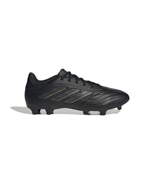 
Ontdek de kracht van de
 
  adidas
 
 Copa uit de Darkspark Pack – een voetbalschoen die zich onderscheidt door zijn slimme materiaalkeuze en klassieke uitstraling. Deze schoen is speciaal ontworpen voor spelers die waarde hechten aan comfort, controle en een betrouwbare pasvorm op het veld.


 Deze Copa is geschikt voor zowel dames als heren en biedt een uitstekende balans tussen stevigheid en flexibiliteit dankzij de combinatie van
 
  synthetisch materiaal en leer
 
 . De vetersluiting zorgt voor een persoonlijke, nauwsluitende pasvorm, zodat jij je volledig kunt focussen op je spel. De schoen is ontworpen voor gebruik op
 
  FG (natuurgras)
 
 en biedt daar optimale grip en stabiliteit. Het lage model geeft je veel bewegingsvrijheid, ideaal voor snelle acties en wendbaarheid. De Copa-collectie staat bekend om zijn betrouwbare prestaties en tijdloze design, waardoor deze schoen past bij zowel beginnende als ervaren voetballers.


 
  Geschikt voor: Dames, Heren
 
 
  Materiaal: