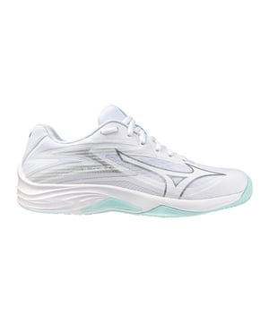 
Laat me u voorstellen aan de nieuwste aanwinst in onze collectie, de Mizuno Thunder Blade Z dames indoorschoenen. Deze charmante parelwitte schoenen zijn elke sportliefhebster's droom, die vlekkeloze prestaties combineert met een elegant en tijdloos design. Het grootste voordeel van deze Mizuno indoorschoenen is dat ze speciale aandacht besteden aan comfort en prestaties, waardoor ze perfect zijn voor elke indoor sportactiviteit. Denkt u aan volleybal, handbal, badminton of squash, u kunt erop vertrouwen dat de Thunder Blade Z is ontworpen om u te laten presteren op uw best, terwijl alles je voeten koel, droog encomfortabel blijven. Een paar belangrijke kenmerken van de Mizuno Thunder Blade Z helpen hiervoor te zorgen. De schoenen bevatten Mizuno's innovatieve Wave technologie in de zool, die voor zowel stabiliteit als demping zorgt. Deze technologie garandeert een dynamische, snelle en flexibele beweging. Verder is er een mesh bovenwerk dat ademend en lichtgewicht is, zodat je voeten
