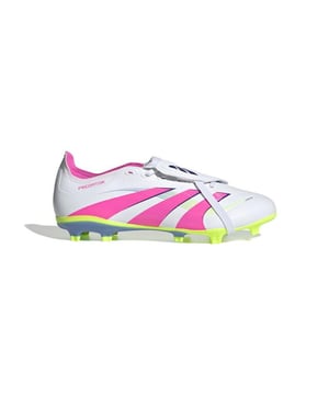 
Met de
 
  adidas Predator
 
 uit het
 
  Celestical Victory Pack
 
 ben je klaar om elke wedstrijd vol vertrouwen te spelen. adidas combineert innovatie met herkenbaar design, zodat jij als speler altijd het verschil kunt maken op het veld.


 Deze voetbalschoen is speciaal ontwikkeld voor gebruik op zowel
 
  natuur- als kunstgras
 
 . Het synthetische materiaal zorgt voor een licht en onderhoudsvriendelijk gevoel, terwijl de
 
  normale wijdtemaat
 
 en
 
  veter sluiting
 
 zorgen voor stabiliteit en een persoonlijke pasvorm. Het lage model geeft je optimale bewegingsvrijheid en een directe connectie met de bal, ideaal voor spelers die snelheid en wendbaarheid waarderen. Dankzij de Predator-collectie kun je vertrouwen op een schoen die is ontworpen voor spelers die graag het spel bepalen. Of je nu als aanvaller of middenvelder speelt, deze schoen ondersteunt jouw spelstijl zonder concessies. De afwikkeling van deze schoen is afgestemd op het snelle spel van nu, zodat jij altijd een