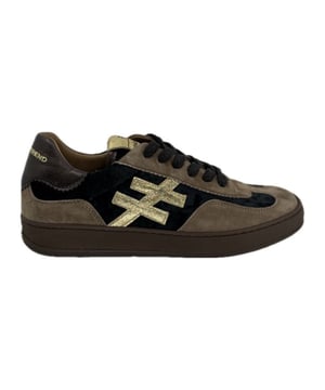 

     Artikel A032-Iconic II in kleur 81-15-Tostado is een prachtige bruine veterschoen, voor dames, van het merk Another Trend. De zool is van rubber. De voering is leer. De voetwijdte is standaard. Deze veterschoen is voorzien van een uitneembaar voetbed.
    
    