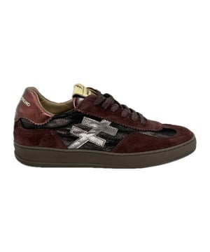 

     Artikel A032-Iconic II in kleur 83-57-Rioja is een prachtige rode veterschoen, voor dames, van het merk Another Trend. De zool is van rubber. De voering is leer. De voetwijdte is standaard. Deze veterschoen is voorzien van een uitneembaar voetbed.
    
    