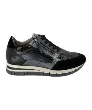 

     Artikel 6725 in kleur Nero Combi-Versione 01 is een prachtige zwarte veterschoen, voor dames, van het merk DL-Sport. De zool is van rubber. De voering is leer. De voetwijdte is standaard. Deze veterschoen is voorzien van een uitneembaar voetbed.
    <BR>De schoenen van het merk DL-Sport zijn stijlvol, trendy en uiterst comfortabel. Dit prachtige Italiaanse merk richt zich vooral op sportieve modellen voor de dames die goede pasvorm, kwaliteit en draagcomfort waarderen. De fraaie sneakers worden in Italie geproduceerd in de mooiste materialen en zijn uitgerust met losse zolen, waardoor het dragen van eigen zolen in de schoenen mogelijk is. De schoenen van D-Lussil zijn van binnen en buiten helemaal van leer gemaakt.
    
    