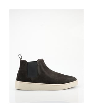 
De bruine Greve Boots zijn de ultieme herenschoenen voor een casual look. Zonder sluiting en met een ronde neus bieden ze comfort en stijl. De leren voering zorgt voor een hoogwaardig gevoel. Greve staat bekend om zijn vakmanschap en tijdloze ontwerpen, perfect voor wie kwaliteit waardeert zonder in te boeten op stijl. - Over het merk: Het familiebedrijf van eigen bodem begon in 1898 in een werkplaats in Waalwijk. Met de focus op vakmanschap, comfort en kwaliteit, bleef de werkplaats klein en exclusief. Greve maakt gebruik van traditionele ambacht in plaats van productie, hierdoor worden sommige schoenen zelfs met de hand gekleurd en wordt altijd gebruik gemaakt van het beste kalfsleer en suède.