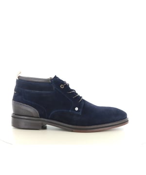 
De Berkelmans Silesia is een stijlvolle halfhoge veterschoen die elegantie en comfort combineert in één modern ontwerp. Uitgevoerd in luxe navy suède straalt deze schoen klasse en verfijning uit, waardoor hij perfect aansluit bij zowel zakelijke als smart-casual outfits. De subtiele details en hoogwaardige afwerking maken dit model een must-have voor de modebewuste man.Dankzij de half hoge schacht en stevige vetersluiting biedt de schoen niet alleen een nette uitstraling, maar ook een betrouwbare en comfortabele pasvorm. Het verwisselbare voetbed maakt het mogelijk om eigen steunzolen te gebruiken, ideaal voor mannen die extra ondersteuning wensen. Met de wijdte G½ geniet je van een comfortabele pasvorm die geschikt is voor dagelijks gebruik.De slijtvaste zool zorgt voor stabiliteit en grip, zodat je de hele dag moeiteloos en stijlvol voor de dag komt – of je nu op kantoor bent, een diner hebt of een casual weekendlook draagt.