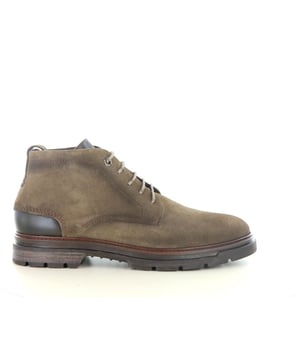
De Berkelmans Levin is een stijlvolle halfhoge veterschoen die moeiteloos comfort combineert met een stoere uitstraling. Uitgevoerd in hoogwaardig taupe suède straalt deze schoen klasse uit en past hij bij zowel casual als smart-casual outfits. De subtiele kleur en verfijnde afwerking maken dit model een veelzijdige toevoeging aan de garderobe van de moderne man.De half hoge schacht geeft de schoen een robuuste, eigentijdse uitstraling, terwijl de stevige vetersluiting zorgt voor een betrouwbare pasvorm. Het verwisselbare voetbed maakt de Levin bovendien geschikt voor eigen steunzolen, zodat ook mannen die extra ondersteuning nodig hebben verzekerd zijn van optimaal draagcomfort. Dankzij de wijdte G½ ervaar je een comfortabele pasvorm die ideaal is voor dagelijks gebruik.De duurzame zool biedt uitstekende grip en stabiliteit, perfect voor lange dagen op kantoor, een avond uit of een casual weekendlook. Met de Berkelmans Levin kies je voor een schoen die stijl en comfort moeiteloos combineert.