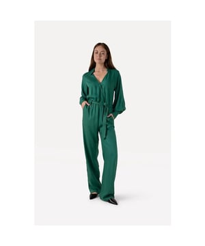 
<p><span lang="nl">De Elly Jumpsuit met lange mouwen is gemaakt van zacht lyocell en voelt comfortabel en luchtig aan. Het heeft een losse pasvorm met rechte pijpen voor een relaxed silhouet. De overlappende top met een verborgen drukknoop voegt een vleugje gestroomlijnde verfijning toe, terwijl je met de meegeleverde riem de taille kunt accentueren en je vorm kunt definiëren.</span></p><br>kleur: Fir <br>
materiaal: 100% Lyocell