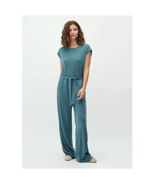 
Voeg moeiteloze elegantie toe aan je garderobe met de mbyM Loosey-M jumpsuit in blauw. Deze stijlvolle jumpsuit is gemaakt van een zachte, soepele lyocellmix en heeft een flatterende pasvorm met korte mouwen, een ronde halslijn en een strikceintuur in de taille. De wijde pijpen zorgen voor een relaxed silhouet, terwijl de knoopsluiting aan de achterkant zorgt voor een verfijnd detail. Perfect voor zowel casual als geklede gelegenheden – draag 'm met sandalen voor overdag of met hakken voor een avondlook.
Kenmerken:

Merk: mbyM
Modelnaam: Loosey-M
Kleur: Blauw
Materiaal: 80% lyocell, 20% polyester
Pasvorm: Losvallend met strikceintuur
Mouwen: Korte mouwen
Pijpen: Brede, lange pijpen
Sluiting: Knoop aan de achterkant
Stijl: Comfortabel, vrouwelijk en veelzijdig

