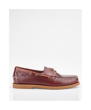 
De bruine Sebago Portland Waxed Bootschoenen combineren een klassieke uitstraling met duurzaamheid. Gemaakt van gewaxt leer, bieden deze schoenen een robuuste en stijlvolle optie binnen de categorie herenschoenen. Kenmerkend zijn de stevige stiksels en de rubberen zool, ideaal voor comfort en grip. Sebago staat voor kwaliteit en tijdloze stijl, en dit kledingstuk is daar geen uitzondering op.