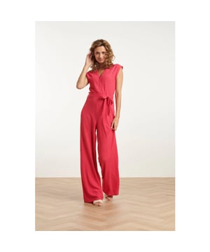 
Voeg een vleugje elegantie toe aan je garderobe met de Smashed Lemon Pink Stretchy Crinkle Jumpsuit. Dit stijlvolle jumpsuit is gemaakt van een zachte, rekbare stof die je de hele dag comfortabel houdt, terwijl de crinkle textuur een speelse en modieuze uitstraling biedt. De V-vormige overlap halslijn voegt een subtiele sexy flair toe, terwijl de korte mouwen het ontwerp luchtig en casual houden. De losse, wijde pijpen zorgen voor een relaxte, chique look, perfect voor zowel een dagje uit als een avondje uit. Het jumpsuit wordt geleverd met een bijpassende strikceintuur die je taille benadrukt en het ontwerp extra verfijning geeft. Deze veelzijdige jumpsuit van Smashed Lemon is de perfecte keuze voor elke gelegenheid waarin je wilt stralen. Belangrijkste Kenmerken: - V-hals met overlap en knoopdetails voor een stijlvolle uitstraling. - Losse, wijde pijpen voor een comfortabele en luchtige fit. - Inclusief bijpassende strikceintuur voor een flatterende taille.

 Specificaties :

  
 *