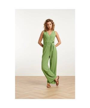 
Voeg een vleugje elegantie toe aan je garderobe met de lichtgroene stretch crinkle jumpsuit van Smashed Lemon. Deze stijlvolle en comfortabele jumpsuit is ontworpen met een V-vormige overlap halslijn die tot de taille valt, waardoor een verfijnde look ontstaat. Het mouwloze ontwerp maakt de jumpsuit perfect voor warmere dagen, terwijl de losse en wijde pasvorm van de benen zorgt voor ultieme bewegingsvrijheid en een modieuze uitstraling. De bijgeleverde matching riem benadrukt je taille en voegt een extra touch van verfijning toe. Of je nu een dagje uitgaat of een casual feestje hebt, deze jumpsuit van Smashed Lemon is de ideale keuze. De veelzijdige lichtgroene kleur maakt hem makkelijk te combineren met verschillende accessoires en schoenen, voor een look die altijd in de mode blijft. Belangrijkste kenmerken: - Stijlvolle V-hals overlap ontwerp - Mouwloos voor een frisse uitstraling - Wijde broekspijpen voor een losse en comfortabele pasvorm Deze jumpsuit is het perfecte kledingstuk