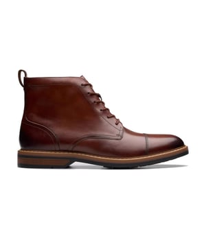 
Een smart casual laars die je zowel casual als formeel kunt stylen. Aldwin Cap combineert premium leer met blijvend comfort en bijgewerkte designdetails. Comfort staat centraal en het maakt gebruik van kenmerkende demping onder de voet en gripvaste zolen die de dag direct aanpakken, terwijl ingewikkelde randstiksels en een gelaagde hak een eigentijdse afwerking geven. Met duurzame TR (thermoplastisch rubber) zool. Superzachte foam voetbed biedt blijvend comfort.