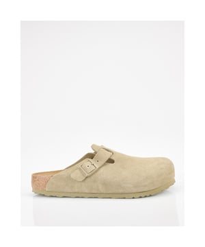 
De beige Birkenstock Boston, een stijlvolle herenschoen, combineert gemak en comfort met zijn duurzame suède constructie en verstelbare gesp. Birkenstock staat voor kwaliteit en tijdloze ontwerpen, perfect voor dagelijks gebruik.