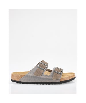 
De grijze Birkenstock Arizona combineert tijdloze stijl met comfort. Met twee verstelbare banden biedt het stabiliteit en een persoonlijk pasvorm. Het zachte voetbed zorgt voor langdurig draagplezier. Birkenstock staat bekend om kwaliteit en duurzaamheid, en deze slippers zijn daar een perfect voorbeeld van. Kies voor comfort zonder concessies te doen aan stijl.